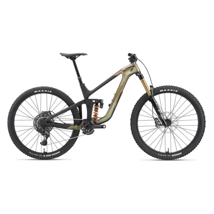 Giant Reign Advanced Pro 0 enduro mountain bike in Gloss Messier/Matte Carbon