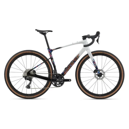 Giant Revolt Advanced 0 SE gravel bike with composite frame